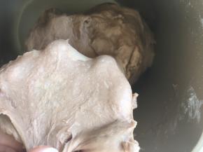 加入牛奶，启动揉面程序，将面团揉至扩展状态