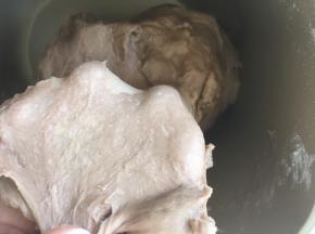 加入牛奶，启动揉面程序，将面团揉至扩展状态