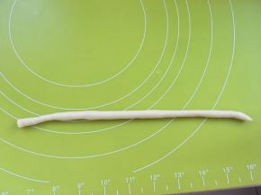 剩下的面团的分成跟圆锥锡纸的同等份，分别搓成长条，来做萝卜