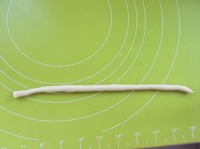 剩下的面团的分成跟圆锥锡纸的同等份，分别搓成长条，来做萝卜