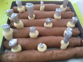 将做好的萝卜分插在可可卷的间隙内，烤箱预热180度