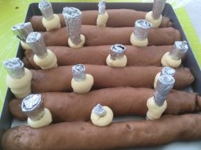 将做好的萝卜分插在可可卷的间隙内，烤箱预热180度