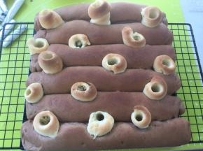 出炉从模具内取出，放晾晒网上降温，旋转锡纸棒，将锡纸棒拿掉