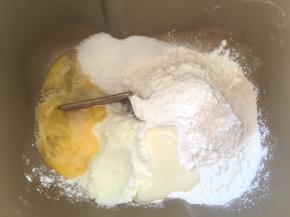 发酵可可面团来做白色面团，除了黄油跟盐外，将其他白色面团材料加入到面包桶内，启动揉面程序，揉至扩展状态