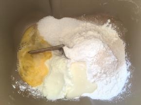 发酵可可面团来做白色面团，除了黄油跟盐外，将其他白色面团材料加入到面包桶内，启动揉面程序，揉至扩展状态