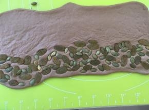 用擀面杖擀一下，将果干压实些，这样一会卷的时候比较好卷