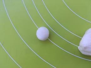 取一小块面团，大约2克左右，搓成圆球，做小动物的脑袋