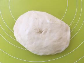 取出按压排气，之后放一旁盖保鲜膜