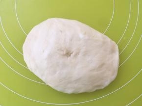 取出按压排气，之后放一旁盖保鲜膜