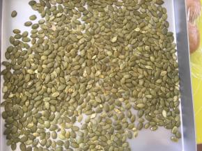 葡萄干用水泡洗干净，滤干水份，南瓜子仁入烤箱180度烤5、6分钟，出炉放一旁凉透，葡萄干平铺在烤盘内，放入烤箱，利用烤箱的余温，将葡萄干烤干