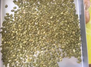 葡萄干用水泡洗干净，滤干水份，南瓜子仁入烤箱180度烤5、6分钟，出炉放一旁凉透，葡萄干平铺在烤盘内，放入烤箱，利用烤箱的余温，将葡萄干烤干