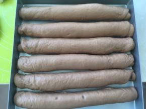 萝卜全部做好后，可可面团也发酵好的，明显比之前膨胀很多，缝隙也变小啦