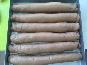 萝卜全部做好后，可可面团也发酵好的，明显比之前膨胀很多，缝隙也变小啦