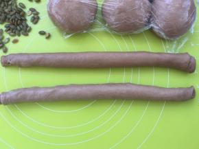 从铺满果干的一边开始卷起来，尽量卷的紧一点