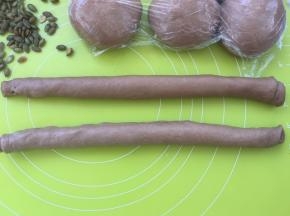 从铺满果干的一边开始卷起来，尽量卷的紧一点