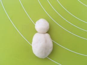 再取一块大一点的面团，搓圆，做小动物的身体，将两份面团黏在一起