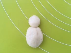 再取一块大一点的面团，搓圆，做小动物的身体，将两份面团黏在一起