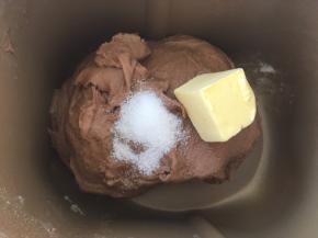 加入黄油跟盐，继续启动揉面程序，将材料揉均匀