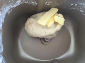 加入黄油跟盐，继续启动揉面程序，将材料揉均匀