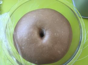 可可面团先发酵好，发酵好的面团，手指沾干粉按下去有个圆圆的洞，有轻微回弹即可