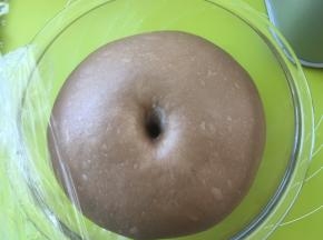 可可面团先发酵好，发酵好的面团，手指沾干粉按下去有个圆圆的洞，有轻微回弹即可