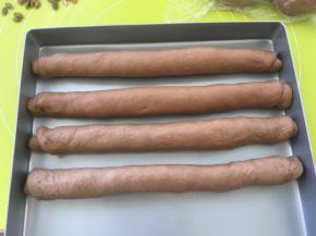 之后将卷好的可可卷平铺在方盘内，每一条之间留一点间距