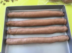 之后将卷好的可可卷平铺在方盘内，每一条之间留一点间距