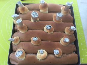 连同锡纸棒一起入烤箱蓝20分钟，我用的ACA45升得烤箱，之前做的小动物也别忘了进炉一起烤