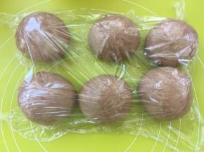 将每一份面团揉至表面光滑，盖保鲜膜松弛15分钟