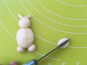 再取一块面团，搓成球，用到对切开