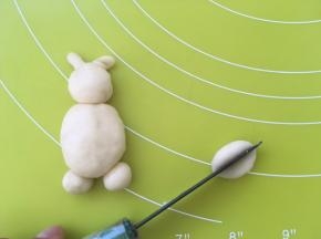 再取一块面团，搓成球，用到对切开