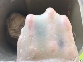 揉好的面团可以撑出有弹性的手套膜即可