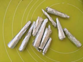 先来做胡萝卜用的卷筒，我用的硬卡纸，卷成圆锥形，之后将底下特别细的剪掉，包裹上锡纸