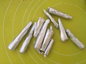 先来做胡萝卜用的卷筒，我用的硬卡纸，卷成圆锥形，之后将底下特别细的剪掉，包裹上锡纸