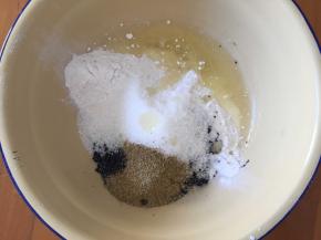 将面粉，椒盐，白砂糖，蛋清黑芝麻粉全部放在一起