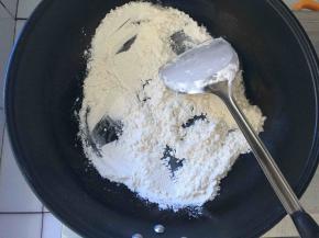 将中筋面粉放入不粘锅用小火炒熟
