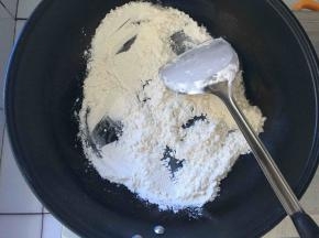 将中筋面粉放入不粘锅用小火炒熟