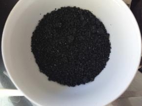 黑芝麻放入料理机打碎