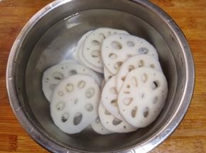 用清水冲洗藕片过凉后，用清水浸泡