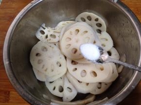 把藕片捞出控水后调入食盐
