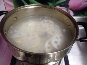 把切好的藕片入开水锅，快速焯水（焯水后的藕水不要丢掉，加点冰糖特别好喝）