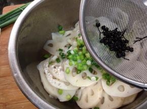 藕片上面放入香葱碎，把炸好的椒油趁热浇在葱粒上拌匀即可（要用漏子漏出花椒粒）
