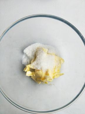 黄油软化加白砂糖。