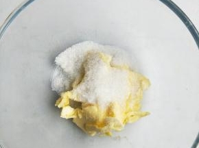 黄油软化加白砂糖。