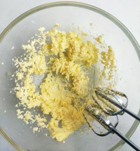 打蛋器打发至体积变大。