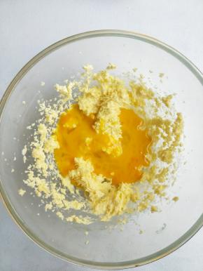 分次加入鸡蛋液。