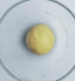 揉成光滑面团，冰箱冷藏一个小时。