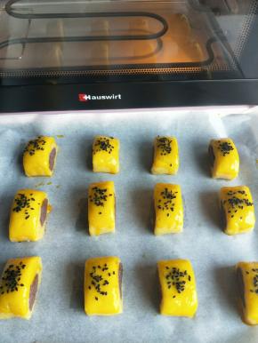 刷上蛋黄水，撒上黑芝麻。