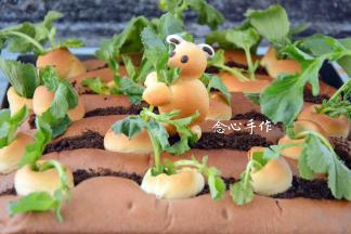 黑巧克力笔泡热水融化变软，点上小动物得眼睛，之后装饰在萝卜地里，小动物的两个胳膊之间有缝隙，可以将萝卜叶从中间穿进来，这样很有拔萝卜的感觉