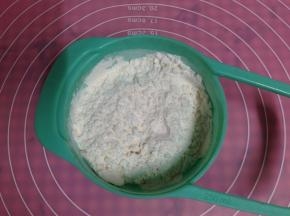 低筋面粉和泡打粉混合备用